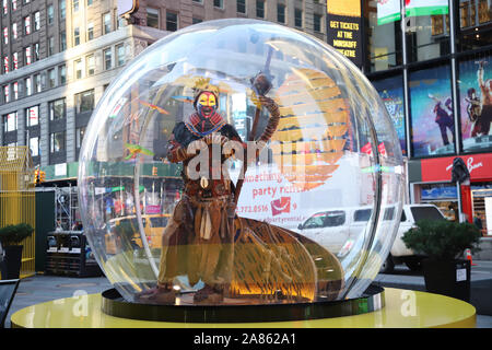 New York, NEW YORK, États-Unis. Nov 6, 2019. Grandes boules inspiré par quatre comédies musicales de Broadway sont présentées au public dans Times Square et se tiendra jusqu'au 26 décembre 2019 à Broadway Plaza, entre les 44e et 45e rues de Times Square à New York. Les globes représentent l'affiche méchant, Le Roi Lion, n'est pas trop fier, cher Evan Hansen. Credit : Vanessa Carvalho/ZUMA/Alamy Fil Live News Banque D'Images