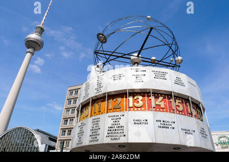 L'Allemagne, l'est-Berlin, Alexanderplatz place publique, horloge mondiale conçu par le Designer Erich John, construit au cours de 1969 DDR RDA République démocratique allemande du temps, également connu sous le nom de l'Urania Horloge mondiale, est une grande tourelle-style horloge indiquant l'heure de différents fuseaux horaires dans différentes villes du monde Banque D'Images