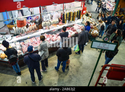 Portrait de la foule du comptoir d'une boucherie au rez-de-chaussée du Marché Central de San Lorenzo, dans le centre-ville de Florence, Toscane, Italie Banque D'Images