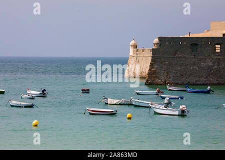 Bateaux amarrés sous les murs du château Castillo de Santa Catalina, Cadix, Andalousie, Espagne, Europe Banque D'Images