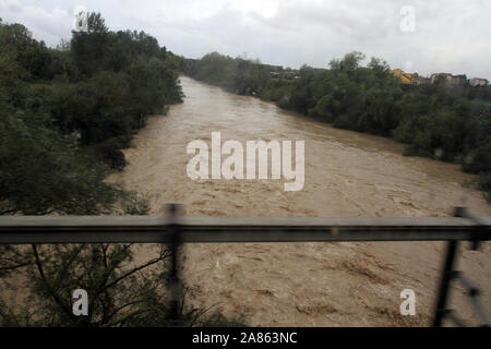 Capoue, Italie - 6 novembre 2019 : La rivière Volturno après les inondations les fortes pluies des derniers jours photographié par le train en marche Banque D'Images