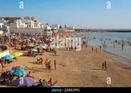 Vue sur l'animation de Playa La Caleta sur une après-midi d'été ensoleillé, Cadix, Andalousie, Espagne, Europe Banque D'Images