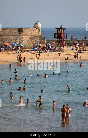 Vue sur l'animation de Playa La Caleta sur une après-midi d'été ensoleillé, Cadix, Andalousie, Espagne, Europe Banque D'Images