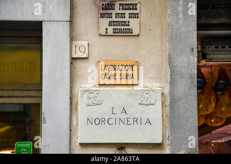 Mur extérieur avec le signe de la Norcineria boucherie et charcuterie de porc local magasin de vente dans le centre historique de Florence, Toscane, Italie Banque D'Images