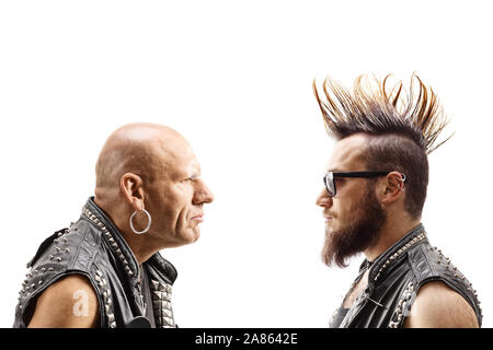 Jeune punk avec un mohawk et un vieux punk chauve se regardant isolé sur fond blanc Banque D'Images