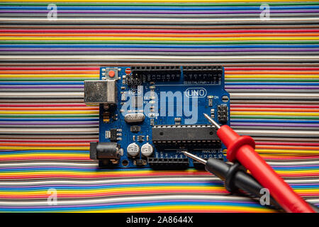 Arduino Uno affiche sur pontage arrière-plan avec les sondes d'un appareil. Banque D'Images