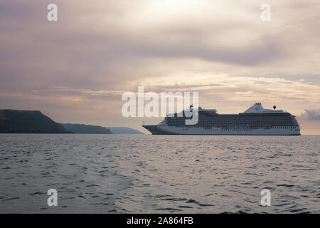Bateau de croisière énorme Marina 'MS' ancré à Fowey, Cornwall, UK, sur un ton calme tôt le matin, prêt à mettre les passagers à terre Banque D'Images