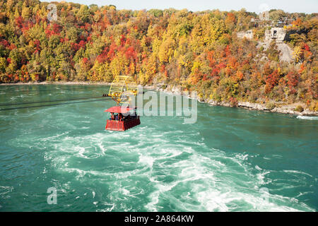 Promenade en téléphérique au-dessus des rapides aux chutes du Niagara Canada Banque D'Images