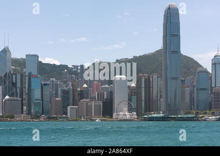 Le port de Victoria, Hong Kong. Une vue sur la célèbre île de Hong Kong Central Business District de Kowloon à travers le port de Victoria. Banque D'Images