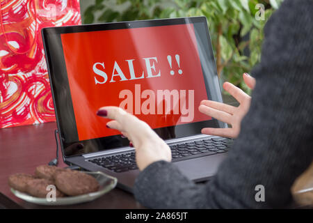 Girl fait des achats sur internet à l'intérieur Banque D'Images