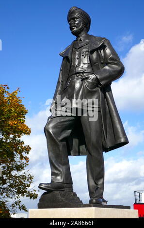 Une statue d'éminents pilote de chasse de la Royal Air Force Squadron Leader Mohinder Singh Pujji par le sculpteur Douglas Jennings à Gravesend. Banque D'Images