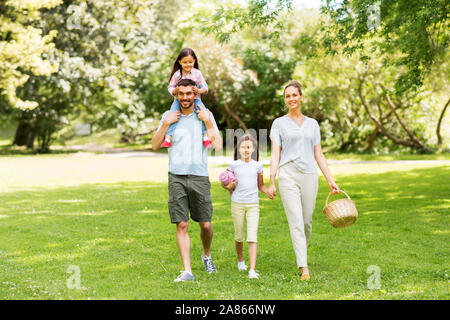 Panier pique-nique avec la famille en marche parc d'été Banque D'Images