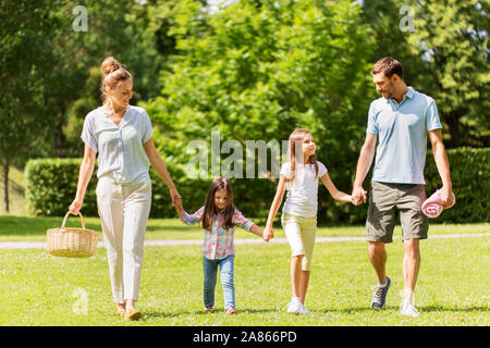 Panier pique-nique avec la famille en marche parc d'été Banque D'Images