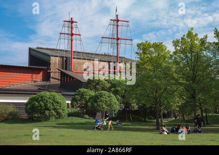 Parc de Stockholm de l'été, vue sur le Galarparken sur l'île Djurgarden avec le musée Vasa (Vasamuseet) bâtiment dans la distance, Stockholm, Suède. Banque D'Images