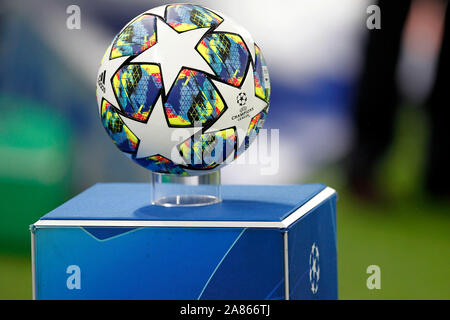 Londres, Royaume-Uni. 05Th Nov, 2019. Le match ball au cours de l'UEFA Champions League match entre Chelsea et Ajax à Stamford Bridge, Londres, Angleterre le 5 novembre 2019. Photo par Carlton Myrie/Premier Images des médias. Credit : premier Media Images/Alamy Live News Banque D'Images