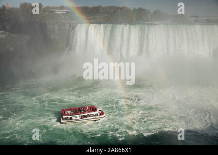 20 octobre 2019 à NIAGARA FALLS, Canada : Le trajet en bateau Hornblower transporte les passagers à proximité des chutes Niagara à Niagara Falls avec un arc-en-ciel Canada Banque D'Images
