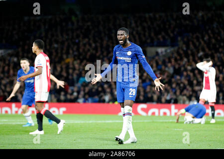 Londres, Royaume-Uni. 05Th Nov, 2019. Une colère Fikayo Tomori de Chelsea lors de la Ligue des Champions match entre Chelsea et Ajax à Stamford Bridge, Londres, Angleterre le 5 novembre 2019. Photo par Carlton Myrie/Premier Images des médias. Credit : premier Media Images/Alamy Live News Banque D'Images