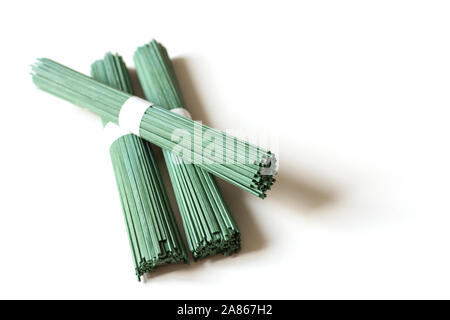 Nouilles soba végétalien premières avec la spiruline isolé sur fond blanc. La cuisine japonaise traditionnelle. Vue d'en haut. Banque D'Images