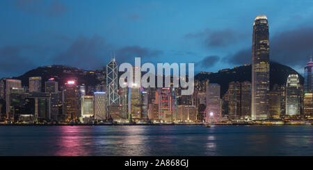 Le port de Victoria, Hong Kong. Une vue sur la célèbre île de Hong Kong Central Business District de Kowloon à travers le port de Victoria. Banque D'Images
