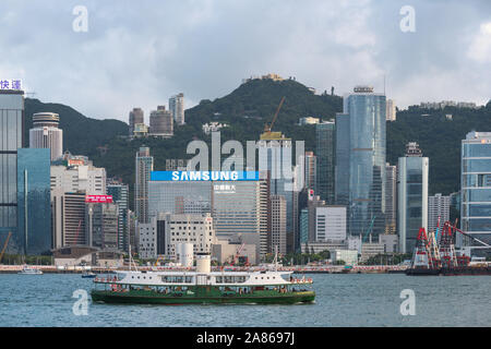 Le port de Victoria, Hong Kong. Une vue sur la célèbre île de Hong Kong Central Business District de Kowloon à travers le port de Victoria. Banque D'Images