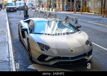 New York, États-Unis, 1 novembre 2019. Une Lamborghini Aventador s sports de luxe italien voiture est garée à côté de l'entrée de New York City's Presbyterian H Banque D'Images