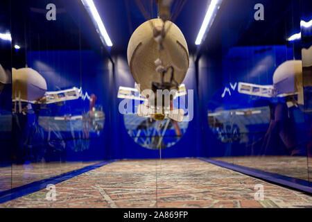 Exposition de l'aviation historique maquette d'un zeppelin reflétée dans les fenêtres de tous les côtés Banque D'Images