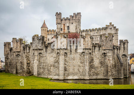 Remparts et tours de Gravensteen médiéval avec douves en premier plan, Gand, Flandre orientale, Belgique Banque D'Images