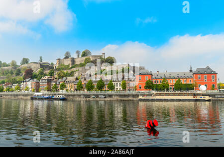 Meuse et citadelle de Namur forteresse sur la colline, Namur, Wallonie, Belgique Banque D'Images