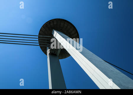 Le détail de la SNP bridge à Bratislava en Slovaquie. La plate-forme d'observation d'OVNI sur le pont est visible sur le lumineux ciel ensoleillé. Banque D'Images