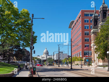 St Paul, MN. Vue vers le bas la rue Cedar, dans le centre-ville en direction de la capitale de l'Etat, Saint Paul, Minnesota, USA Banque D'Images