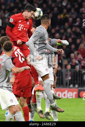 Munich, Allemagne. 06 Nov, 2019. Football : Ligue des Champions, Bayern Munich - Olympiakos Piräus, phase Groupe, Groupe B, 4e journée de l'Allianz Arena. Robert Lewandowski de Munich beheads la balle. Crédit : Sven Hoppe/dpa/Alamy Live News Banque D'Images