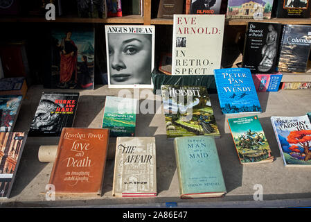 Affichage des livres dans une librairie d'occasion dans l'ouest de Port, Édimbourg, Écosse, Royaume-Uni. Banque D'Images