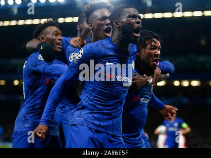 Londres, Royaume-Uni. 05 novembre du Chelsea Chelsea Fikayo Tomori célèbre James Reece's célèbre marque son côtés égalisant but faire de la s Banque D'Images