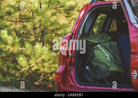 Close-up du sac à dos vert et karemat en voiture. Location de paniers pour les voyages à l'extérieur. Banque D'Images