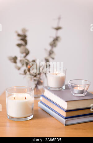 Bougies de parfum et de livres sur la table Banque D'Images