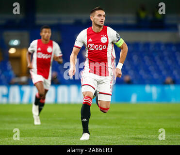 Londres, Royaume-Uni. 05 novembre Dusan Tadic d'Ajax au cours de ligue de champion le groupe H entre Chelsea et Alax à Stanford Bridge Stadium , London, E Banque D'Images