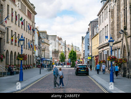 Personnes traversant route avec Perth et Kinross bâtiment conseil, High Street, Perth, Ecosse, Royaume-Uni Banque D'Images