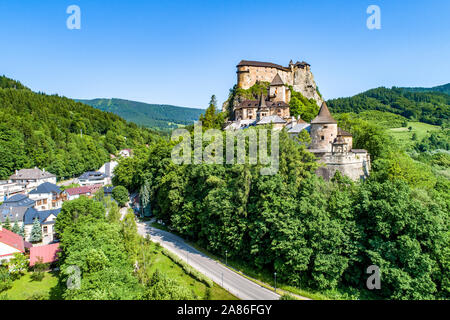 Château d'Orava - Hrad Oravsky Podzamok Oravsky dans village de Slovaquie. Forteresse médiévale sur extrêmement élevée et falaise abrupte. Vue aérienne Banque D'Images