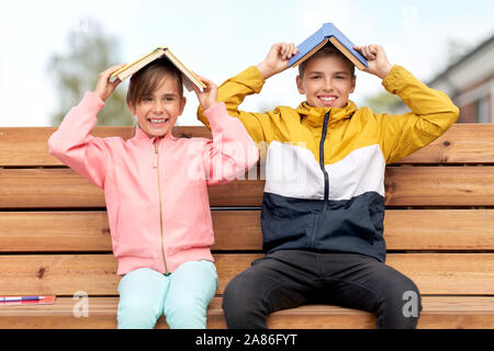 Les enfants de l'école avec des livres s'amuser en plein air Banque D'Images