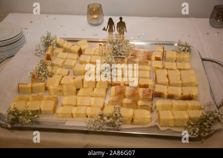 Gâteau de mariage coupé prêt à servir aux clients sur un platère en argent Banque D'Images