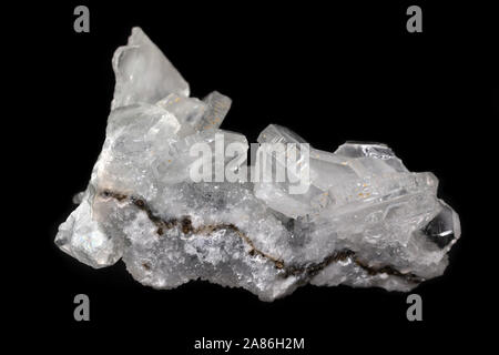 Cristal Apophyllite cluster, minéral de l'Inde isolé sur un fond noir pur Banque D'Images