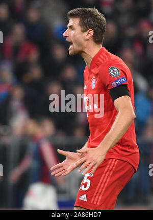 Munich, Allemagne. 06 Nov, 2019. Football : Ligue des Champions, Bayern Munich - Olympiakos Piräus, phase Groupe, Groupe B, 4e journée de l'Allianz Arena. Thomas Müller de Munich de gestes. Crédit : Sven Hoppe/dpa/Alamy Live News Banque D'Images