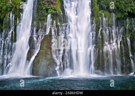 Burney Falls cascades 129 pieds au-dessus de basalte couverte de mousse à northern California's McArthur-Burney Falls Memorial State Park dans le mont Cascade Ran Banque D'Images