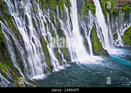 Burney Falls cascades 129 pieds au-dessus de basalte couverte de mousse à northern California's McArthur-Burney Falls Memorial State Park dans le mont Cascade Ran Banque D'Images