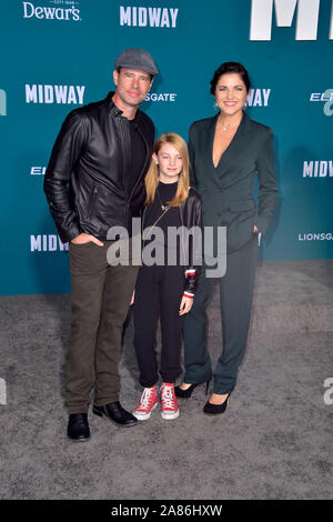 Los Angeles, USA. 05Th Nov, 2019. Scott Foley, son épouse et sa fille Marika Dominczyk Malina Jean Foley participant à la 'Midway' première mondiale au Regency Village Theatre sur Novembre 05, 2019 à Los Angeles, Californie Crédit : Geisler-Fotopress GmbH/Alamy Live News Banque D'Images