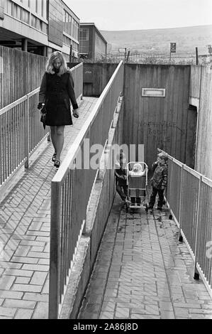 Un passage souterrain dans le centre commercial à Cwmbran, Nouvelle-Galles du Sud, 1974 Banque D'Images