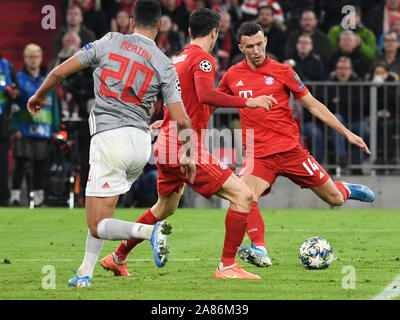 Munich, Allemagne. 06 Nov, 2019. Football : Ligue des Champions, Bayern Munich - Olympiakos Piräus, phase Groupe, Groupe B, 4e journée de l'Allianz Arena. Ivan Perisic de Munich passe le ballon. Crédit : Sven Hoppe/dpa/Alamy Live News Banque D'Images