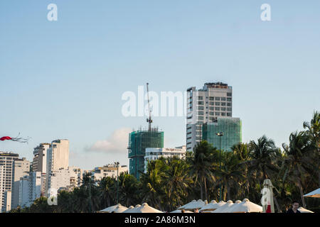 NHA TRANG, Viêt Nam - le 25 janvier 2019. Scenic vue d'été de l'architecture moderne avec des gratte-ciel, des hôtels et immeubles à appartements avec une Banque D'Images