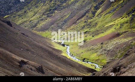 River le long d'une vallée en forme de V en Islande Banque D'Images