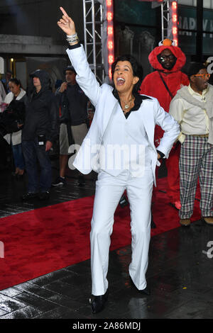 Hoda Kotb hôte habillé comme Tony Manero de 'Samedi soir Fever' au cours de NBC's "Aujourd'hui" Halloween du Rockefeller Plaza le 31 octobre 2019 en Banque D'Images